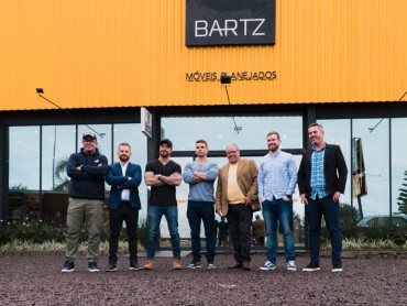 Bartz Móveis recebe a visita do ator e empresário Felipe Titto